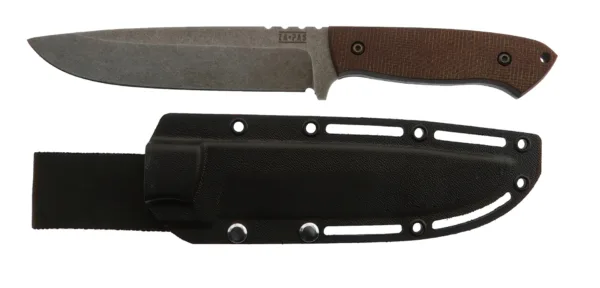 Nóż ZA-PAS Expandable Stonewash Micarta Za-Pas Expandable to większa wersja modelu Ultra Outdoor. Konstrukcji full tang ze stali NMV z wykończeniem stonewash zapewniającemu odporność na korozję, 150 mm ostrze drop point z płaskim szlifem sprawiają, że nóż idealnie nadaje się do cięcia wymagającego dużej ostrości i długiego płaskiego profilu ostrza. Dzięki wcięciom na grzbiecie głowni i choilem kontrolnym wbudowanym w ergonomiczną konstrukcję rękojeści z otworem na smycz, użytkownik zachowuje pewną kontrolę nad nożem. Rękojeść z brązowej micarty jest wyjątkowo odporna na warunki atmosferyczne i zapewnia przyjemny i pewny chwyt. Kydexowa pochwa z nylonową szlufką na pasekbezpiecznie chroni nóż podczas przenoszenia. Wyprodukowano w Polsce.