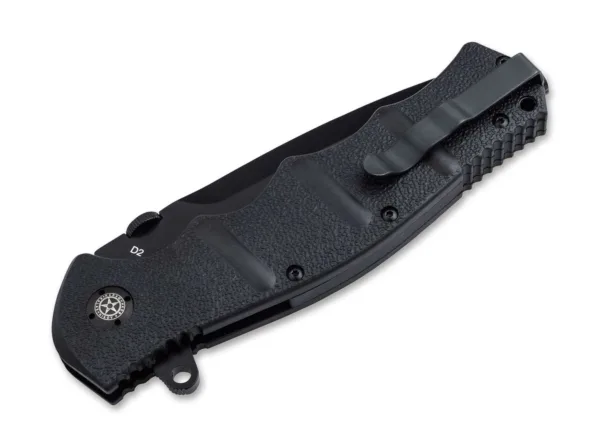 Nóż Böker Plus AK101 2.0 Boker Plus AK-101 2.0 z serii Kałasznikow to pełnowymiarowy nóż o dużej wytrzymałości, który nadaje się zarówno do użytku taktycznego, jak i na zewnątrz. Rękojeść wykonana z aluminium o wysokiej wytrzymałości pewnie leży w dłoni dzięki strukturalnej powierzchni, typowym poprzeczkom i wypustkom na palce. Wypustki w okolicy oparcia kciuka gwarantują również kontrolowane cięcie. W wersji 2.0 scyzoryk jest wyposażony w powlekane na czarno ostrze typu drop-point wykonane z D2, które można łatwo otworzyć nawet w rękawiczkach za pomocą flippera lub podnośnika kciuka, który jest dostępny z obu stron. Zbijak do szyb na końcu rękojeści jeszcze bardziej rozszerza zakres zastosowań. Stalowe linery zamontowane pod łuskami rękojeści nadają całej konstrukcji niezbędną stabilność. Scyzoryk jest blokowany przez niezawodną blokadę linerlock. Dostarczany z otworem na smycz i klipsem (tip-up/r)