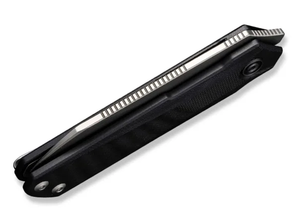 Nóż CIVIVI Ki-V Plus G10 Black Dorosła wersja popularnego Ki-V autorstwa projektanta Ostapa Hela przekonuje ostrzem Nitro-V, które zapewnia jeszcze większą przydatność do codziennego użytku. Flipper otwiera nóż z szybkością strzały, a blokada liner lock niezawodnie blokuje ostrze. Rowki na grzbiecie ostrza zapewniają dodatkowy chwyt. Czarna rękojeść G10 dobrze leży w dłoni i jest wyposażona w klips tip-up (r).