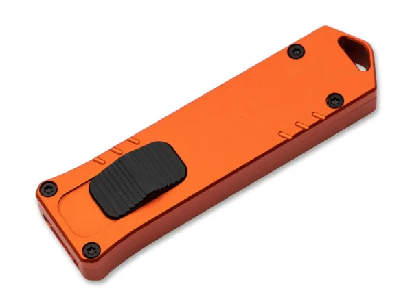 Nóż Böker Plus USA USB OTF Burnt Orange Jako przenośny nośnik pamięci, pendrive'y stały się integralną częścią naszego codziennego życia. Boker i CobraTec, producent noży z USA specjalizujący się w pierwszorzędnych nożach OTF, tworzą synergię i przedstawiają Boker Plus USB OTF, który mocno przypomina charakterystyczny design zwykłych pendrive'ów USB. Nóż automatyczny posiada suwak z przodu rękojeści, który pozwala ostrzu D2 wystrzelić z rękojeści z szybkością strzały. Dzięki praktycznej obsłudze jedną ręką małe codzienne prace związane z cięciem są więc wykonywane w mgnieniu oka. Eleganckie, ciemne, stonewash wykończenie głowni doskonale współgra z prostą rękojeścią wykonaną z frezowanego CNC aluminium 6061-T6. Dzięki otworowi na smycz nóż można również idealnie nosić na breloczku do kluczy. Wyprodukowano we współpracy z firmą CobraTec, specjalistą Texas OTF.