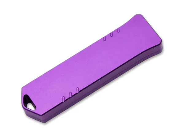 Nóż Böker Plus USA USB OTF Purple Jako przenośny nośnik pamięci, pendrive'y stały się integralną częścią naszego codziennego życia. Boker i CobraTec, producent noży z USA specjalizujący się w pierwszorzędnych nożach OTF, tworzą synergię i przedstawiają Boker Plus USB OTF, który mocno przypomina charakterystyczny design zwykłych pendrive'ów USB. Nóż automatyczny posiada suwak z przodu rękojeści, który pozwala ostrzu D2 wystrzelić z rękojeści z szybkością strzały. Dzięki praktycznej obsłudze jedną ręką małe codzienne prace związane z cięciem są więc wykonywane w mgnieniu oka. Eleganckie, ciemne, stonewash wykończenie głowni doskonale współgra z prostą rękojeścią wykonaną z frezowanego CNC aluminium 6061-T6. Dzięki otworowi na smycz nóż można również idealnie nosić na breloczku do kluczy. Wyprodukowano we współpracy z firmą CobraTec, specjalistą Texas OTF.