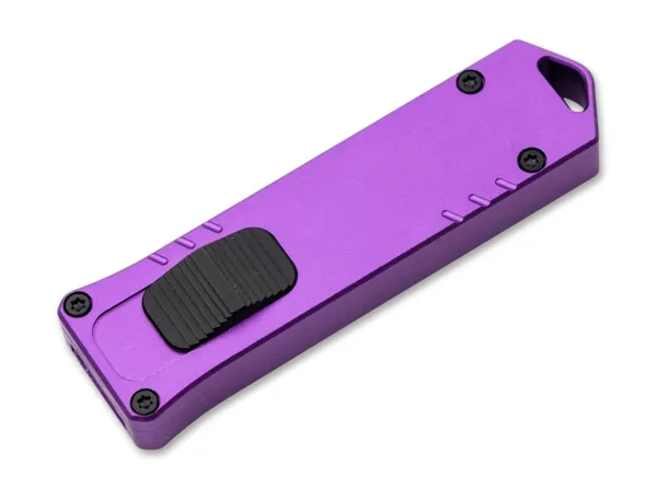 Nóż Böker Plus USA USB OTF Purple Jako przenośny nośnik pamięci, pendrive'y stały się integralną częścią naszego codziennego życia. Boker i CobraTec, producent noży z USA specjalizujący się w pierwszorzędnych nożach OTF, tworzą synergię i przedstawiają Boker Plus USB OTF, który mocno przypomina charakterystyczny design zwykłych pendrive'ów USB. Nóż automatyczny posiada suwak z przodu rękojeści, który pozwala ostrzu D2 wystrzelić z rękojeści z szybkością strzały. Dzięki praktycznej obsłudze jedną ręką małe codzienne prace związane z cięciem są więc wykonywane w mgnieniu oka. Eleganckie, ciemne, stonewash wykończenie głowni doskonale współgra z prostą rękojeścią wykonaną z frezowanego CNC aluminium 6061-T6. Dzięki otworowi na smycz nóż można również idealnie nosić na breloczku do kluczy. Wyprodukowano we współpracy z firmą CobraTec, specjalistą Texas OTF.