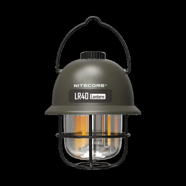 Lampa kempingowa Nitecore LR40 zielona Multifunkcyjna lampa kempingowa w stylu retro. Posiada 3 zródła światła - zimne, ciepłe (w tym możliwość pracy w miksie), a także światło czerwone (migające).Lampa posiada kilka trybów pracy i wygodne bezstopniowe przełączanie między mocami światła.Całośc zasila wbudowany akumulator Li-Ion 4000 mAh, który może także służyć jako power bank, dzięki wyprowadzonemu w lampie portowi USB-A.Cechy- multifunkcyjna ładowalna lampa,- 3 opcje światła białego - zimne, ciepłe oraz mix, z mocą max. do 100lm,- dodatkowe światło czerwone migające (SOS),- wbudowany akumulator Li-Ion 4000mAh,- port USB-C do ładowania lampy, port USB-A do podłączenia urządzeń zewnętrznych w celu skorzystania z funkcji power banku,- wskaźnik naładowania na obudowie,- metalowa rączka do przenoszenia lampy bądź zawieszenia w zależności od potrzeb.Wymiary: 117 x 96 x 96 mmWaga: 222gW zestawie:- latarka LR40,- przewód ładowania USB-C.