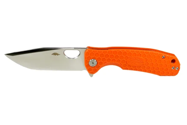 Nóż Honey Badger Tanto Flipper Large Orange Honey Badger wyposaża popularny Flipper Medium w charakterystyczne ostrze Tanto wykonane z 8Cr13MoV i tym samym podkreśla wszechstronność popularnej serii noży. Dzięki flipperowi i otworowi na kciuk scyzoryk prezentuje się bardzo elastycznie i tym samym podkreśla charakter EDC. Ostrze z łożyskiem kulkowym jest przytrzymywane przez solidną blokadę liner lock. Charakterystyczny uchwyt wykonany z FRN utrzymany jest w lśniącej pomarańczy i ma typową strukturę plastra miodu, która całkowicie przekonuje wizualnie i haptycznie. Z odchylanym (r) klipsem i otworem na smycz.