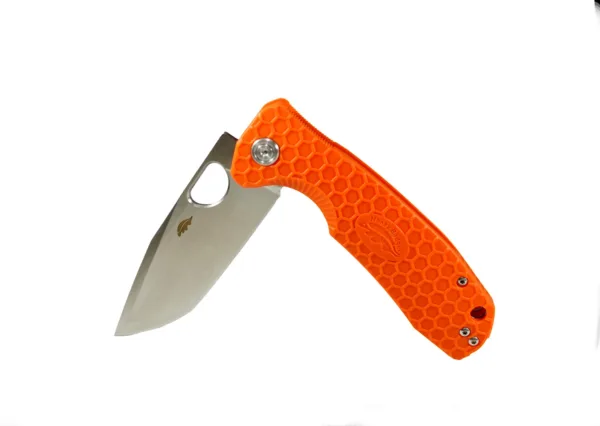 Nóż Honey Badger Tanto Flipper Large Orange Honey Badger wyposaża popularny Flipper Medium w charakterystyczne ostrze Tanto wykonane z 8Cr13MoV i tym samym podkreśla wszechstronność popularnej serii noży. Dzięki flipperowi i otworowi na kciuk scyzoryk prezentuje się bardzo elastycznie i tym samym podkreśla charakter EDC. Ostrze z łożyskiem kulkowym jest przytrzymywane przez solidną blokadę liner lock. Charakterystyczny uchwyt wykonany z FRN utrzymany jest w lśniącej pomarańczy i ma typową strukturę plastra miodu, która całkowicie przekonuje wizualnie i haptycznie. Z odchylanym (r) klipsem i otworem na smycz.