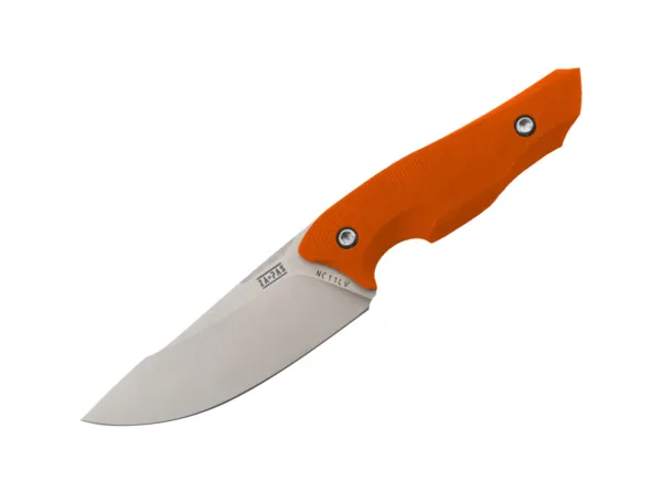 Nóż ZA-PAS Ninja G10 Orange Nóż taktyczny NINJA to perfekcyjne narzędzie łączące elegancję, wszechstronność i wytrzymałość, które z pewnością przypadnie do gustu każdemu miłośnikowi militariów, oraz wszystkim którzy lubią spędzać czas na świerzym powietrzu. Długość noża wynosi 200 mm, z równomiernym podziałem na długość ostrza i rękojeści - 100 mm każda, co gwarantuje optymalną wygodę podczas użytkowania. Ostrze wykonane z wysokiej jakości stali D2 o grubości 3,5 mm jest zahartowane do twardości 60-61 HRC, co zapewnia niezrównaną wytrzymałość i długotrwałą ostrość. Rękojeść wykonana z materiału G10 umożliwia pewny i komfortowy chwyt, niezależnie od warunków. NINJA jest niezwykle lekki i łatwy do przenoszenia. Pochwa z kydexu gwarantuje bezpieczne przechowywanie i szybki dostęp do noża, gdy tylko go potrzebujesz.Za-Pas to rodzinna firma założona przez pasjonatów, dla których produkcja bardzo dobrej jakości noży w przystępnych cenach stała się celem życia. Dzięki zdobytej wiedzy i doświadczeniu, udało im się stworzyć serię noży, które spełniają wszystkie założenia, są trwałe, wygodne i w 100% wykonane w Polsce. Jedną z głównych zalet noży Za-Pas jest ich uniwersalność. Doskonale sprawdzają się podczas wędrówek, biwaków, polowań czy wspinaczki.Można ich używać do przycinania gałęzi, przecinania lin lub innych materiałów, obierania i krojenia żywności oraz wykonywania precyzyjnych prac.