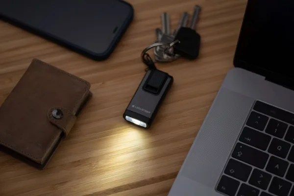 Latarka Ledlenser K6R USB z pamiecią 4GB szara Kompaktowa latarka do kluczy K6R zapewnia imponującą jasność do 400 lumenów za naciśnięciem jednego przycisku – dużo jaśniejsze i bardziej intuicyjne niż wiele funkcji latarki w smartfonie. Latarka jest szybko i wygodnie ładowana za pomocą zintegrowanego bezprzewodowego, rozkładanego interfejsu USB-A. Dodatkowo ta wyrafinowana konstrukcja wykonana jest ze szczotkowanego aluminium,oferuje funkcję czerwonego światła i wiele innych funkcji, dzięki czemu jest idealnym, potężnym dodatkiem do Twojego pęku kluczy lub plecaka.Ponadto w latarkę wbudowano pamięc o pojemności 4Gb.Charakterystyka:- mocna, kompaktowa latarka do kluczy o strumieniu świetlnym do 400 lumenów,- wbudowana pamięc 4GB - latarka i pendrive w jednym,- wysokiej jakości obudowa ze szczotkowanego aluminium z karabińczykiem do łatwego mocowania,- dodatkowa funkcja czerwonego światła,- łatwe i szybkie ładowanie przez rozkładany interfejs USB-A bez osobnego kabla ładującego,- zintegrowany wskaźnik poziomu baterii i naładowania oraz praktyczna blokada transportowa chroniąca przed niezamierzonym włączeniem.Waga: 30gWymiary: 62x30x14 mm