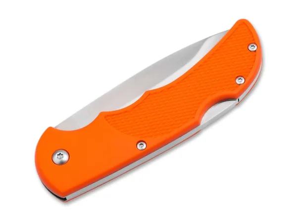 Nóż Magnum Hunting Line Single Orange Nóż składany z blokadą backlock dla minimalistów, z ostrzem ze stali nierdzewnej 440C i rękojeścią z nylonu wzmocnionego włóknem szklanym (FRN) w kolorze sygnałowego pomarańczu z teksturą rybiej skóry dla lepszego chwytu. Sygnałowy kolor sprawia, że świetnie nadaje się również jako nóż do gospodarstwa lub jako lekki zapasowy nóż survivalowy.Wymagania stawiane myśliwemu i jego sprzętowi w różnych rodzajach terenu iw różnych warunkach pogodowych o każdej porze dnia i nocy są trudne i zróżnicowane. Wysoka koncentracja i konfrontacja z wyzwaniami fizycznymi i logistycznymi są stale wymagane. Linię myśliwską Magnum opracowaliśmy tak, aby niezastąpiony nóż był elementem wyposażenia, o który myśliwy nie musi się martwić podczas polowania.Magnum Hunting Line oferuje maksymalną funkcjonalność i wydajność przy minimalnej konserwacji i cenie.