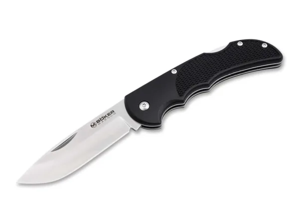 Nóż Magnum Hunting Line Single Black Czarna wersja noża Magnum Hunting Line Single dla wszystkich, którzy lubią nieco bardziej dyskretny kolor i chcą wykorzystywać zalety noża bardziej uniwersalnie i w życiu codziennym. Nóż składany z blokadą backlock dla minimalistów, z ostrzem ze stali nierdzewnej 440C i rękojeścią z nylonu wzmocnionego włóknem szklanym (FRN) w kolorze czarnym z teksturą rybiej skóry dla lepszego chwytu.Wymagania stawiane myśliwemu i jego sprzętowi w różnych rodzajach terenu iw różnych warunkach pogodowych o każdej porze dnia i nocy są trudne i zróżnicowane. Wysoka koncentracja i konfrontacja z wyzwaniami fizycznymi i logistycznymi są stale wymagane. Linię myśliwską Magnum opracowaliśmy tak, aby niezastąpiony nóż był elementem wyposażenia, o który myśliwy nie musi się martwić podczas polowania.Magnum Hunting Line oferuje maksymalną funkcjonalność i wydajność przy minimalnej konserwacji i cenie.