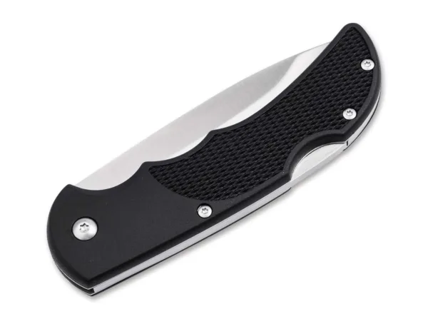 Nóż Magnum Hunting Line Single Black Czarna wersja noża Magnum Hunting Line Single dla wszystkich, którzy lubią nieco bardziej dyskretny kolor i chcą wykorzystywać zalety noża bardziej uniwersalnie i w życiu codziennym. Nóż składany z blokadą backlock dla minimalistów, z ostrzem ze stali nierdzewnej 440C i rękojeścią z nylonu wzmocnionego włóknem szklanym (FRN) w kolorze czarnym z teksturą rybiej skóry dla lepszego chwytu.Wymagania stawiane myśliwemu i jego sprzętowi w różnych rodzajach terenu iw różnych warunkach pogodowych o każdej porze dnia i nocy są trudne i zróżnicowane. Wysoka koncentracja i konfrontacja z wyzwaniami fizycznymi i logistycznymi są stale wymagane. Linię myśliwską Magnum opracowaliśmy tak, aby niezastąpiony nóż był elementem wyposażenia, o który myśliwy nie musi się martwić podczas polowania.Magnum Hunting Line oferuje maksymalną funkcjonalność i wydajność przy minimalnej konserwacji i cenie.