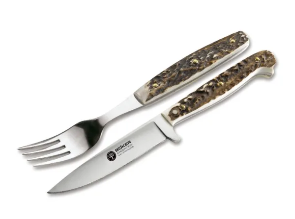 Zestaw nóż i widelec Böker Arbolito Salida H Stylowy zestaw piknikowy od argentyńskiej filli Bokera - Arbolito. W zestawie widelec i nóż ze stali szlachetnej z rękojeściami z poroża jelenia, oraz pochwa ze skóry na oba narzędzia.