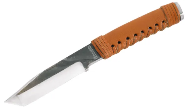 Nóż Magnum Survivor Magnum Survivor to esencja noża survivalowego. Konstrukcja typu full-tang, w całości z nierdzewnej stali 440A sprawia, iż oferuje on doskonałą wytrzymałość w korzystnej cenie. Głownia o długości 12 cm o geometrii tanto, posiada płaski szlif. Dzięki temu, nóż jest odporny nawet na brutalne podważanie przy jednoczesnym zachowaniu dobrych właściwości tnących. Komfort używania poprawia rękojeść z wołowej skóry w kolorze brązowym. W zestawie skórzana pochwa.