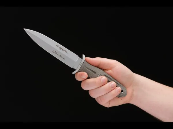 Nóż Böker AF 5.5 (Five-Five) Prawie każdy inny producent nóż ma pole noży taktycznych tyle kształcie William H. „Bill” Harsey, jego projekty zyskały mu doskonałą reputację w świecie nożem. Jego modyfikacja stylu legendarnego Boker Applegate-Fairbairn łączy genutze wielu jednostek elitarnych w użyciu noży z nowoczesnymi elementami. Im większa szerokość ostrza, a korzystna geometria podwójnego ostrza podłoża 440C poprawy właściwości tnących, natomiast długość łopatki zapewnia optymalny kompromis między ustępliwość i wartości. Wystający koniec rączki tang może być stosowany między innymi jako wyłącznika szkła. CNC obrabiane uchwyty wykonane z zielonego płótna Micarta są bardzo odporne, wygodne zorganizowany i oferują nawet gdy mokry doskonałą przyczepność. Dostawy są wykonane ze specjalnie zaprojektowanej czarnej osłonie Spec-Ops Brand USA. Bardzo wysokiej jakości powłoka może być zamontowany wielofunkcyjny i posiada przestronną kieszeń przednią.