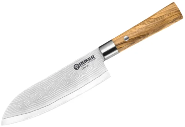 Nóż Santoku Böker Damast Olive Klinga o długości 17,2 cm wykonana ze stali damasceńskiej (37 warstwowej stali). Rękojeści z drewna oliwnego z matowym zakończeniem ze stali szlachetnej. Dostarczany w atrakcyjnej szkatułce upominkowej.