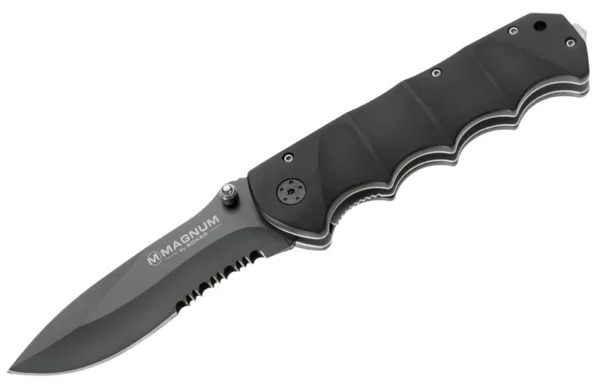 Nóż Magnum Black Spear Magnum Black Spear to imponujący nóż taktyczny, który jest gotowy na każdą misję, bez względu na to, jak jest trudna. Zmodyfikowane ostrze spearpoint ze stali nierdzewnej 440A z lekko wygiętą linią posiada częściowo ząbkowane ostrze, aby skutecznie wykonywać nawet najbardziej wymagające zadania cięcia. Linerlock zapewnia wymagane bezpieczeństwo. Wyraźne rowki na palce czarnego aluminiowego uchwytu zawsze gwarantują wysoki poziom pewności chwytu. Zawiera zbijak do szkła, otwór na smycz i klips do kieszeni..