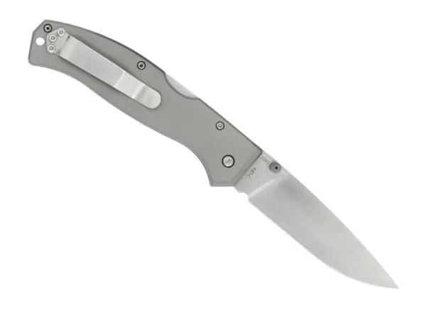 Nóż Böker Plus Titan Drop Użytkowy nóż składany z nowoczesnych materiałów. Titan dropto połączenie kilku udanych elementów. Prosta lecz ergonomiczna rękojeść to dwagrube kawałki stopu tytanu – mocne i lekkie. Całość spajają śruby torx,przytrzymujące również blokadę back-lock. Głownia o użytkowym profilu i pełnympłaskim szlifie, posiada wydatny brzuszek i obustronne kołki ułatwiająceotwieranie. Klips posiada możliwość przekładania na lewą bądź prawą stronęrękojeści.