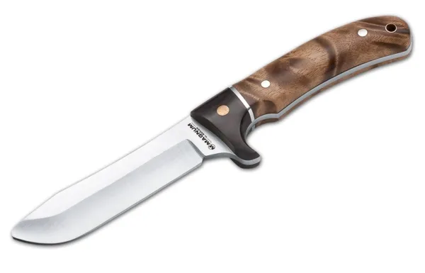Nóż Magnum Kid´S Knife Idealny nóż dla małego myśliwego czy harcerza. Wygodnarękojeść z okładkami z dwóch gatunków drewna, posiada wydatny jelec zabezpieczającydłoń przed ześlizgnięciem się na ostrze w czasie prac. Dodatkowo – czubek jestzaokrąglony i tępy, co wyklucza możliwość przypadkowego zranienia. W komplecieskórzana pochwa.