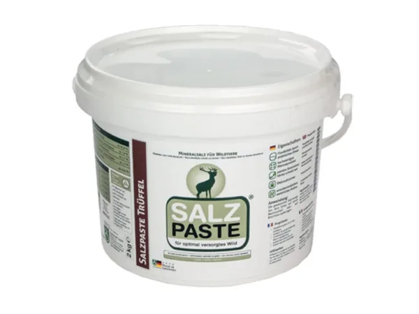 Pasta solna truflowa, 2 kg Pasta solna truflowa wzbogacona minerałami i mikroelementami z aromatem trufli. Aromat ułatwia szybkie i pewne odnalezienie lizawki.Pasta solna Deusa jest wysokojakościowym produktem mineralnym o plastycznej konsystencji. Wygodny sposób użycia umożliwia dostarczenie zwierzynie niezbędnych soli i minerałów w każdym terenie. Dzięki poręcznemu opakowaniu pastę solna można mieć zawsze przy sobie. Po prostu nanieść pożądaną ilość pasty na pień drzewa lub kawałku złamanego drzewa i zostawić do stwardnienia. Dodatkowym plusem pasty solnej jest fakt, że nie można jej ukraść!