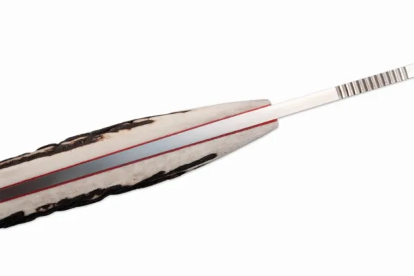 Nóż Böker Arbolito Relincho cuermo de ciervo Tradycyjny nóż myśliwski full-tang ze stali N695. Uniwersalna klinga o wysokim szlifie poradzi sobie z wieloma różnymi zadaniami. Rękojeść z poroża posiada przekładki z czerwonej fibry. Praktycznym aspektem jest zwężany (taperowany) tang rękojeści, który pomaga w lepszym zbalansowaniu konstrukcji. W komplecie jest skórzana pochwa z wysokogatunkowej skóry.
