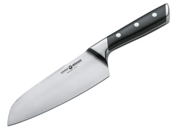 Nóż Santoku Böker Forge 16 cm Santoku to nóż, który staje się coraz bardziej popularny w Europie. Jest to japoński kształt ostrza noża uniwersalnego. Jego nazwa w tłumaczeniu oznacza "Trzy Cnoty". Z powodzeniem stosuje się go do mięs, ryb i warzyw. Szerokie ostrze sprawia, że ​​Santoku jest bardzo łatwy w obsłudze. Długość całkowita 293 mm, długość klingi 160 mm, grubość klingi 2.5 mm, waga 262 g.Seria Böker Forge to przystępna cenowo rodzina noży kuchennych, o klasycznych rysach i sprawdzonej technice. Kute z nierdzewnej stali chromowo - molibdenowo - wanadowej X50CrMoV15, są mocne, elastyczne i odporne na trudy codziennej pracy. Kształty ułatwiające ostrzenie i czyszczenie nie pozostają niezauważone przez użytkowników. Wygodna rękojeść z okładkami z tworzywa jest tak ukształtowana, by chronić rękę użytkownika przed zmęczeniem i skaleczeniem. Idealna seria dla tych, którzy potrzebują jakości w przystępnej cenie. Dostarczane w wysokiej jakości opakowaniu prezentowym.