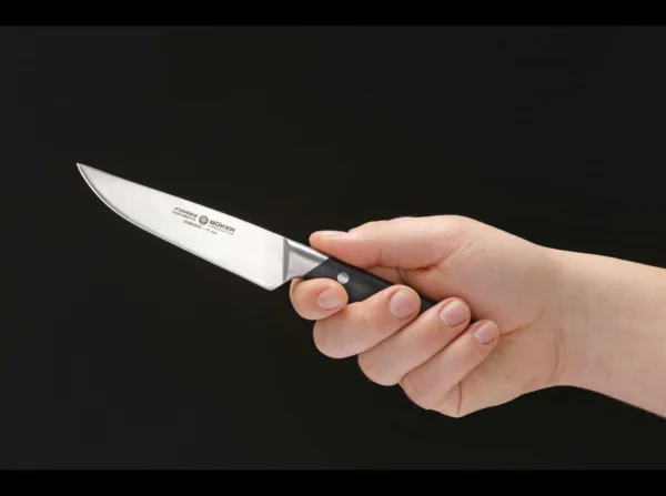 Nóż uniwersalny Böker Forge 11 cm Nóż uniwersalny jest bardzo poręczną mieszanką noża szefa kuchni i noża do obierania. Najczęstszym zastosowaniem noża użytkowego w kuchni jest przetwarzanie owoców i warzyw, które można zarówno obrać, jak i pokroić. Również mniejsze kawałki ryb i mięsa można nim łatwo kroić. Nie powinno go zabraknąć w żadnej kuchni. Długość całkowita 220 mm, długość klingi 110 mm, grubość klingi 1.5 mm, waga 100 g.Seria Böker Forge to przystępna cenowo rodzina noży kuchennych, o klasycznych rysach i sprawdzonej technice. Kute z nierdzewnej stali chromowo - molibdenowo - wanadowej X50CrMoV15, są mocne, elastyczne i odporne na trudy codziennej pracy. Kształty ułatwiające ostrzenie i czyszczenie nie pozostają niezauważone przez użytkowników. Wygodna rękojeść z okładkami z tworzywa jest tak ukształtowana, by chronić rękę użytkownika przed zmęczeniem i skaleczeniem. Idealna seria dla tych, którzy potrzebują jakości w przystępnej cenie. Dostarczane w wysokiej jakości opakowaniu prezentowym.