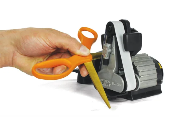 Ostrzałka elektryczna Work Sharp Ken-Onion-Edition Dzięki Ken Onion Edition naostrzysz każdy nóż szybko i łatwo. Work Sharp nawiązało współpracę ze znanym ekspertem noży Kenem Onion, aby dostarczyć najlepsze rozwiąznia ostrzenia noży i narzędzi w domu lub warsztacie.Druga i ulepszona wersja ostrzałki Work Sharp Knife and Tool Sharpener powstała w kooperacji z Kenem Onionem. To następca znanego wcześniej modelu (09DX003). W stosunku do poprzednika oferuje więcej opcji jeszcze większą elastyczność. Z drugiej strony, jego zaawansowanie sprawia, że oczekuje się od użytkownika „obycia” z tematem ostrzenia noży. Dla początkujących, podstawowy model będzie idealnym rozwiązaniem – zaawansowani właśnie znaleźli swój idealny sprzęt.W stosunku do modelu podstawowego, Ken Onion edition różni się:- zmienną prędkość pasa w zakresie od 1200 do 2800- płynnie regulowanym kątem ostrzenia w zakresie 15-30 stopni- szerszymi pasami ściernymi (3/4” x 12”), z większą wariacją gradacji ostrzących- nową opcjonalną prowadnicą do ostrzenia- większym wyborem dodatkowych akcesoriów do ostrzenia różnych narzędziWyżej wymienione zmiany pozwalają na więcej opcji ostrzenia – płynnie regulowane kąty, odchylana głowica ostrząca i regulowana prędkość stawiają ten model wyżej niż standardowy.W zestawie pasy: P120, X65, X22, X4, P6000  Wymiary: 25 x 15 x 14 cmZasilanie: 230VMoc: 184 Watt  
