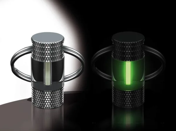 Breloczek świecący H3 Traser Trigalight, zielony Brelok wyposażony w szklaną rurkę z gazem tritium w kolorze białym. Przydatny np. podczas szukania kluczy.