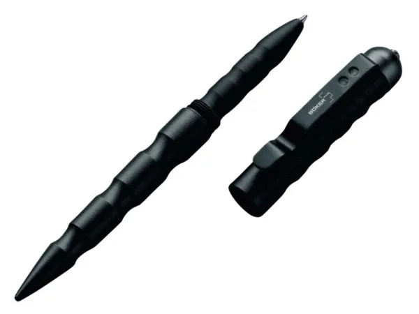 Długopis taktyczny Böker Plus MPP black MPP (Multi Purpose Pen) to iście wielofunkcyjne urządzenie. Wykonany z wysokiej jakości anodyzowanego aluminium, może służyć jako kubotan, rysik do tabletu i wreszcie – długopis. Całość jest na tyle mocna, że można go używać również jako wybijaka do szyb. Kompatybilny z wkładami Fisher Space-Pen 4 generacji. Długość całkowita 150 cm, waga 39 g, materiał aluminium.