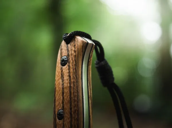 Nóż Magnum Zebra Drop Magnum Zebra Drop to pięknie ukształtowany nóż outdooro-myśliwski, który zachwyca okładkami rękojeści wykonanymi z ręcznie selekcjonowanego drewna zebry. Piękne usłojenie drewna odpornego na warunki atmosferyczne jest dodatkowo podkreślone głębokimi brązowymi liniami. Nieco zmodyfikowane ostrze typu drop point wykonane ze stali nierdzewnej 440A rozciąga się przez cały nóż od czubka do końca rękojeści, zapewniając w ten sposób ogromną stabilność. Wyraźna ochrona dłoni zapewnia bezpieczne użytkowanie. Z otworem na smycz i skórzaną pochwą z zatrzaskiem.Stal klingi 440, długość klingi 110 mm, długość całkowita 230 mm, rękojeść drewno zebra, waga 170 g, grubość klingi 4,0 mm.