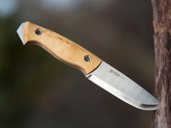 Nóż Helle Utvaer Ulvaer nazwany od najbardziej wysuniętej na zachód wyspy Norwegii. To silny noż o konstrukcji full tang ze stali Sandvik 12C27 z okładkami z brzozy. W zestawie wysokiej jakości skórzana pochwa.