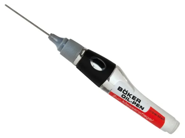 Böker Oil-Pen 2.0 Olej do pielęgnacji noży z igłą i aplikatorem dzięki czemu można precyzyjnie przesmarować każdy nóż składany, scyzoryk itp. Bez zapachu, bez silikonu. Fizjologicznie bezpieczny zgodnie z normą DAB i LFGB. Pojemność 12ml.