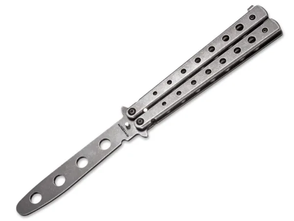 Nóż Magnum Balisong Trainer Długość całkowita 220 mm, długość klingi 100 mm, waga 140 g, grubość klingi 2,2 mm, klinga i rekojeść stal nierdzewna.Zmieniona wersja narzędzia szkoleniowego dla wszystkich entuzjastów i fanów tego typu noża, która służy do nauki i doskonalenia umiejętności posługiwania się motylkiem. Ostrze ze stali nierdzewnej nie jest hartowane i całkowicie tępe, a połączone z obydwoma segmentami rękojeści śrubami, które można łatwo dokręcić po dłuższych sesjach treningowych. Klasyczny T-bar jest również przykręcany. Perforowane chwyty ze stali nierdzewnej zapewniają bezpieczną obsługę.