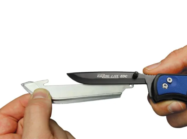 Nóż Outdoor Edge Onyx EDC z wymiennymi ostrzami Nóż Outdoor Edge Onyx opiera się na sprawdzonym w polowaniu systemie wymiennych ostrzy Outdoor Edge, który w tym wypadku jest stosowany w tańszym nożu EDC. Rękojeść z antypoślizgową konstrukcją wykonana jest z Grivory (GFK) i ma zintegrowany klips do wygodnego i łatwego przenoszenia noża. Ostre jak skalpel wymienne ostrza wykonane są z odpornej na korozję stali nierdzewnej 420J2 zahartowanej do 57 HRC. Zamiast skomplikowanego ponownego ostrzenia, ostrze jest po prostu zmieniane bez żadnych narzędzi w ciągu kilku sekund. W komplecie 3 ostrza. Długość całkowita 203 mm, długość klingi 89 mm, waga 68 g.