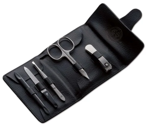 Böker Arbolito Manicure Set Classic Pięcioczęściowy zestaw z nożyczkami, obcinaczkami, pęsetą, pilnikiem do paznokci i połączonym instrumentem z wysokiej jakości tworzywa sztucznego, który działa jako popychacz do skórek i nóż do paznokci. Całość zapakowane w skórzane etui.Współczesny człowiek ceni schludny wygląd. Obejmuje to regularny manicure, który można osiągnąć tylko przy użyciu instrumentów pierwszej klasy. Zestawy do manicure Boker Arbolito zaspokajają te potrzeby. Etui wykonane są ze skóry bydlęcej najwyższej jakości, zapewniając długotrwałą ochronę narzędzi, nawet w przypadku używania w wyniku ciągłej podróży. Wszystkie instrumenty do manicure wykonane są ze stali nierdzewnej w matowym wykończeniu powierzchni.