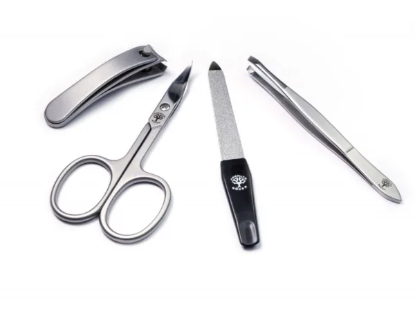 Böker Arbolito Manicure Set Basic L Czteroczęściowy zestaw z nożyczkami, obcinaczkami, pęsetą i pilnikiem do paznokci.Współczesny człowiek ceni schludny wygląd. Obejmuje to regularny manicure, który można osiągnąć tylko przy użyciu instrumentów pierwszej klasy. Zestawy do manicure Boker Arbolito zaspokajają te potrzeby. Etui wykonane są ze skóry bydlęcej najwyższej jakości, zapewniając długotrwałą ochronę narzędzi, nawet w przypadku używania w wyniku ciągłej podróży. Wszystkie instrumenty do manicure wykonane są ze stali nierdzewnej w matowym wykończeniu powierzchni.