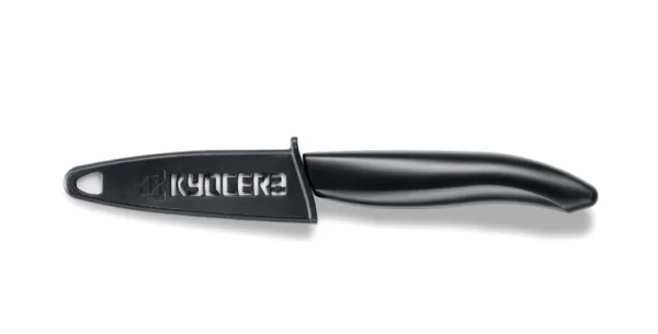 Kyocera Czarny ochraniacz 7,5cm Kyocera Czarny ochraniacz 7,5 cm
Plastikowy ochraniacz na ostrze, który pozwala bezpiecznie przechowywać noże ceramiczne marki Kyocera. Zapobiega przypadkowym skaleczeniom i pomaga zaoszczędzić przestrzeń w szufladzie.
Ochraniacz na ostrze o maksymalnej długości 7,5 cm.