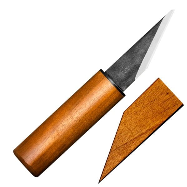 Kanetsune SK-5 Kishin Nóż Kiridashi 5 cm Kanetsune SK-5 Nóż Kiridashi 5 cm
Noże kiridashi to jeden z najpowszechniej używanych kształtów w historii Japonii. Jego prosta konstrukcja znalazła zastosowanie w praktycznie każdej dziedzinie życia – od codziennych, drobnych zadań rzędu sznurków i listów, przez techniczne rzeźbienie w drewnie, cięcie skóry i ostrzenie ołówków aż do kuchennej sztuki sasagiri. Tradycyjnie były wykonywane ze stali węglowej, i ostrzone jednostronnie – dzisiaj, odmian kiridashi jest mnóstwo, wliczając w to noże składane i ze stali nierdzewnej. To kształt który sprawdzi się zarówno jako nóż użytkowy, jak i ciekawy model do kolekcji.
Dane techniczne:
Ostrze - Rdzewna stal SK-5Twardość - 62 HRCDługość całkowita - 17 cmDługość ostrza - 5 cmSzerokość klingi - 2 cmGrubość klingi - 2,3 mmSposób ostrzenia - szlif jednostronny Waga - ok. 60 g