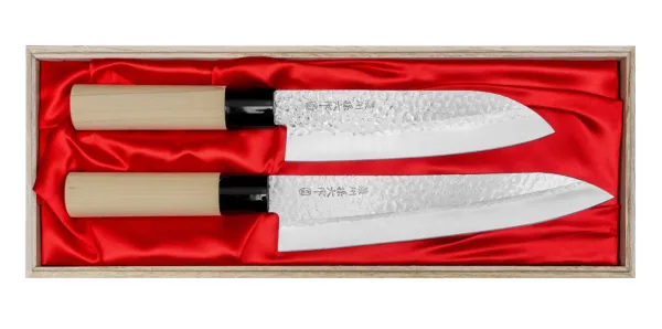 Satake Magaroku Saku Zestaw 2 noży Szefa + Santoku Satake Magaroku Saku Zestaw 2 noży Szefa + Santoku
Zestaw 2 noży kuchennych zapakowany w tradycyjne drewniane opakowanie idealnie nadaję się na prezent dla każdego miłośnika gotowania. Noże wykonane ze stali molibdenowo-wanadowej hartowane do twardości 56-58 HRC, są idealne do środowiska domowego.
Magoroku Saku Satake Nóż Santoku 17 cm
Ostrze - stal molibdenowo-wanadowa
Rękojeść - drewno magnoliowe pierścień z tworzywa
Twardość - 56-58 HRC
Długość całkowita - 29,6 cm
Długość ostrza - 17,0 cm
Szerokość klingi - 4,5 cm
Grubość klingi - 1,5 mm
Sposób ostrzenia - dwustronny
Waga - ok. 103 g
Satake Magoroku Saku Nóż Szefa 21 cm
Ostrze - stal molibdenowo-wanadowa
Rękojeść - drewno magnoliowe pierścień z tworzywa
Twardość - 56-58 HRC
Długość całkowita - 34,0 cm
Długość ostrza - 21,3 cm
Szerokość klingi - 4,6 cm
Grubość klingi - 1,6 mm
Sposób ostrzenia - dwustronny
Waga - ok. 115 g