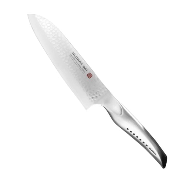 Global SAI Nóż Santoku 19cm Global SAI Nóż Santoku 19cm
Japoński nóż o wszechstronnym zastosowaniu, przeznaczony głównie do mięsa, warzyw i ryb. Ponieważ posiada cienkie ostrze, znakomicie się też sprawdzi przy krojeniu chleba, plastrowaniu owoców czy siekaniu ziół. Duża klinga ułatwia przenoszenie pokrojonych produktów do salaterki lub na patelnię.
Dane techniczne:
Ostrze - 3-warstwowy materiał CROMOVA 18 SANSO, stal nierdzewna młotkowanaRękojeść - stalowa wypełniona piaskiemTwardość - 56-58 HRCDługość całkowita - 34,0 cmDługość ostrza - 19,0 cmSzerokość klingi – 4,8 cmGrubość klingi – 2,1 mmSposób ostrzenia - szlif dwustronny symetrycznyWaga – ok. 257 g