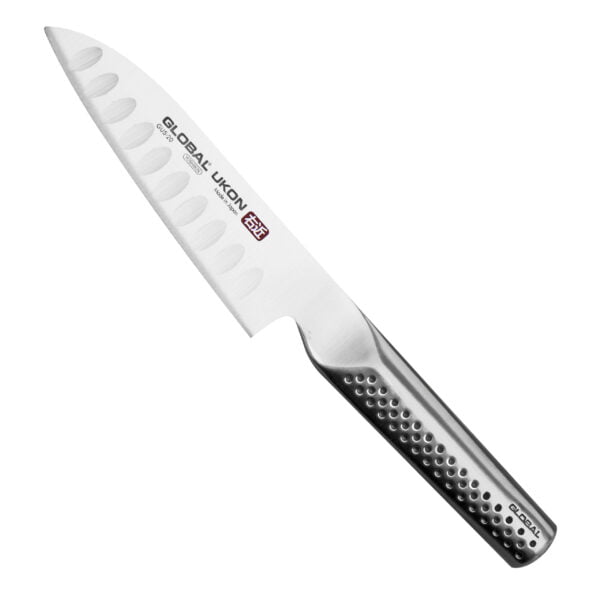 Global Ukon Nóż Santoku żłobiony 14 cm Global Ukon Nóż Santoku żłobiony 14 cm
Japoński nóż o wszechstronnym zastosowaniu, przeznaczony głównie do mięsa, warzyw i ryb. Ponieważ posiada cienkie ostrze, znakomicie się też sprawdzi przy krojeniu chleba, plastrowaniu owoców czy siekaniu ziół. Duża klinga ułatwia przenoszenie pokrojonych produktów do salaterki lub na patelnię. Dzięki żłobionemu ostrzu produkty łatwiej odchodzą od noża. 
Dane techniczne:
Ostrze – Stal nierdzewna CROMOVA 18Rękojeść - stalowa wypełniona piaskiemTwardość – 56-58 HRCDługość całkowita – 23,5 cmDługość ostrza – 14,0 cmSzerokość klingi – 3,5 cmGrubość klingi – 1,8 mmSposób ostrzenia - szlif dwustronny symetrycznyWaga – ok. 103 g