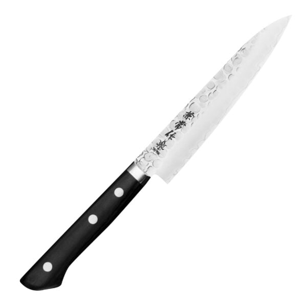 Kanetsune 940 VG-1 Nóż uniwersalny 13,5 cm Kanetsune 940 VG-1 Nóż uniwersalny 13,5 cm Poręczny nóż kuchenny, bardzo praktyczny przy produktach małej i średniej wielkości, takich jak rzodkiewka czy cytryna. Nóż uniwersalny doskonale się sprawdza podczas cięcia marchewki "w kostkę", krojenia oliwek lub małego pieczywa. Idealny dla tych, którzy nie lubią dużych noży. Dane techniczne: Ostrze - rdzeń stal nierdzewna VG-1 okuty stalą SUS410 Rękojeść - drewno pakka Twardość - 59-60 HRC Długość całkowita - 24,5 cm Długość ostrza - 13,5 cm Szerokość klingi - 2,6 cm Grubość klingi - 1,6 mm Sposób ostrzenia - szlif dwustronny symetryczny Waga - ok.  78 g