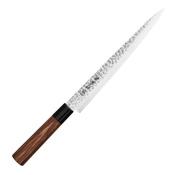 Kanetsune 950 DSR-1K6 Nóż Sujihiki 24 cm Kanetsune 950 DSR-1K6 Nóż Sujihiki 24 cm
Nóż kuchenny przeznaczony do porcjowania i plastrowania mięs, np. drobiu, pieczeni, szynki – po ugotowaniu lub upieczeniu produktu. Specjalistyczne, wydłużone ostrze, które jest znacznie węższe i cieńsze niż w zwykłych nożach, pozwala ciąć przez całą płaszczyznę dokładnie i płynnie, podczas gdy grubszy nóż często się klinuje i szarpie mięso.
Dane techniczne:
Ostrze - stal nierdzewna DSR-1K6Rękojeść - drewno pakkaTwardość - 58 HRC +/- 1Długość całkowita -  38,0 cmDługość ostrza - 24,0 cmSzerokość klingi - 3,0 cmGrubość klingi - 1,7 mmSposób ostrzenia - szlif dwustronny symetrycznyWaga - ok. 139 g
 