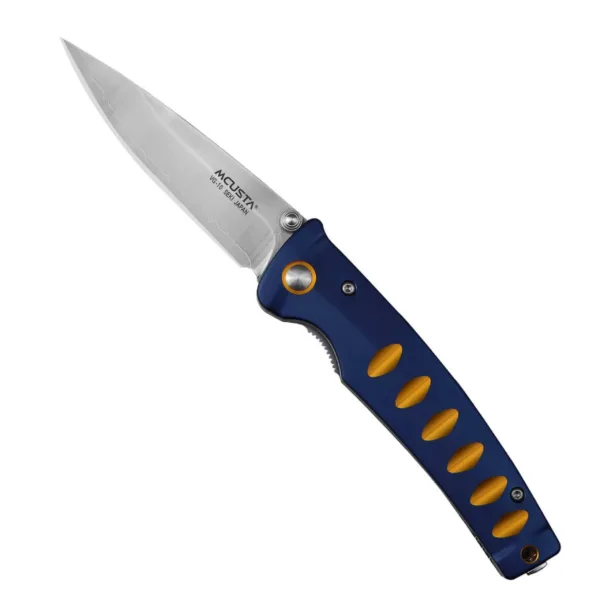 Mcusta Katana VG-10 Blue/Orange 8,5 cm Mcusta Katana VG-10 Blue/Orange 8,5 cm Nóż składany jest doskonałym towarzyszem codziennego użytku, świetnie sprawdzi się w mieście, poradzi sobie również z lekkimi pracami w terenie. System liner lock w połączeniu z doskonałym spasowaniem elementów zapewnia bezpieczeństwo użytkowania. Pełnowymiarowa rękojeść daje komfort użytkowania. Dane techniczne: Ostrze - stal nierdzewna rdzeń VG-10 Rękojeść - aluminium Twardość - 61 HRC +/- 1 Długość całkowita po rozłożeniu - 19,5 cm Długość ostrza - 8,3 cm Szerokość klingi - 2,0 cm Długość rękojeści - 10,8 cm Grubość klingi - 3,1 mm Sposób ostrzenia - szlif dwustronny symetryczny Waga - ok. 99 g Blokada - linear lock Klips - jest