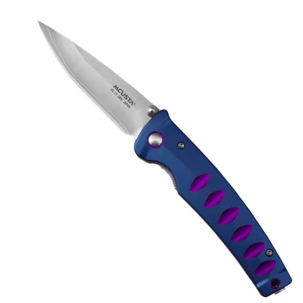 Mcusta Katana VG-10 Blue/Purple 8,5 cm Mcusta Katana VG-10 Blue/Purple 8,5 cm Nóż składany jest doskonałym towarzyszem codziennego użytku, świetnie sprawdzi się w mieście, poradzi sobie również z lekkimi pracami w terenie. System liner lock w połączeniu z doskonałym spasowaniem elementów zapewnia bezpieczeństwo użytkowania. Pełnowymiarowa rękojeść daje komfort użytkowania. Dane techniczne: Ostrze - stal nierdzewna rdzeń VG-10 Rękojeść - aluminium Twardość - 61 HRC +/- 1 Długość całkowita po rozłożeniu - 19,5 cm Długość ostrza - 8,3 cm Szerokość klingi - 2,0 cm Długość rękojeści - 10,8 cm Grubość klingi - 3,1 mm Sposób ostrzenia - szlif dwustronny symetryczny Waga - ok. 99 g Blokada - linear lock Klips - jest