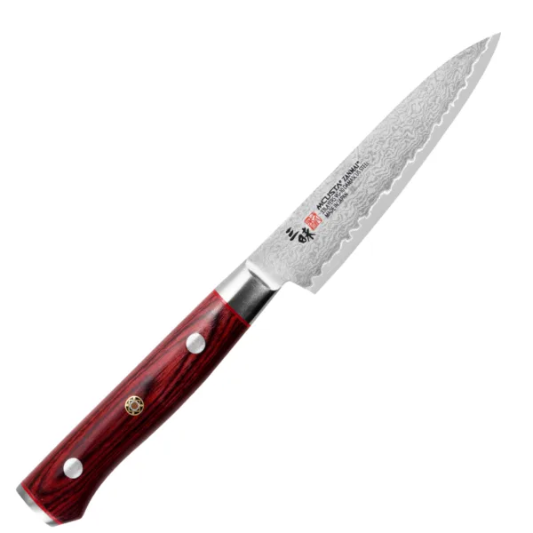 Mcusta Zanmai VG-10 Pro Flame Nóż uniwersalny 11cm Mcusta Zanmai Pro Flame Nóż uniwersalny 11cm
Wszechstronny nóż przeznaczony do krojenia i obierania warzyw lub owoców, a także do usuwania z nich pestek czy gniazd. Krótkie, cienkie ostrze zostało w tym modelu delikatnie poszerzone, aby zwiększyć komfort pracy.
Dane techniczne:
Ostrze - 33 warstwowa stal Rdzeń VG-10Rękojeść - czerwone laminowane pakka woodTwardość - 61 HRC +/- 1Długość całkowita - 22,7 cmDługość ostrza - 11,0 cmSzerokość klingi - 2,6 cmGrubość klingi - 1,4 mmSposób ostrzenia - szlif dwustronny symetrycznyWaga - ok. 76 g