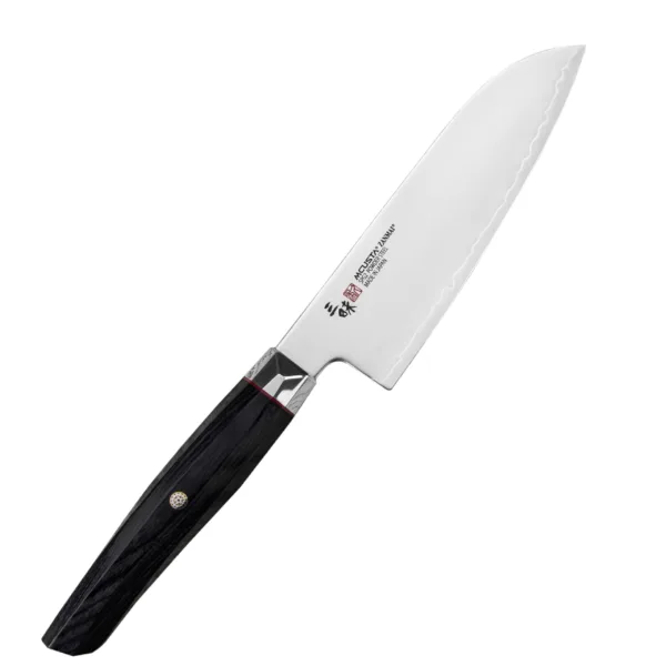 Mcusta Zanmai Revolution SPG2 Nóż Santoku 15cm Mcusta Zanmai Revolution SPG2 Nóż Nóż Santoku 15cm
Tradycyjny ręcznie wykonany nóż Mcusta Zanmai to doskonałe narzędzie do pracy z warzywami o owocami, jak również sprawdzi się w pracy z mięsem i rybą. Szeroka klinga jest idealna do przenoszenia pokrojonych produktów, jak również np. do rozgniatania czosnku. 
Dane techniczne:
Ostrze - szybkotnąca stal proszkowa SPG2Rękojeść - pakka woodTwardość - 61 HRC +/- 1Długość całkowita - 30,0 cmDługość ostrza - 15,0 cmSzerokość klingi - 4,3 cmGrubość klingi - 2,0 mmSposób ostrzenia - szlif dwustronny symetrycznyWaga - ok. 144 g