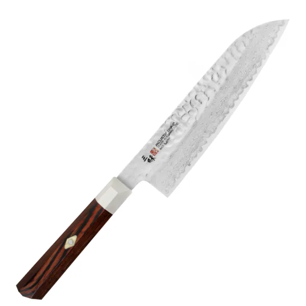 Mcusta Zanmai VG-10 Supreme Hammered Nóż Santoku 18cm Mcusta Zanmai Supreme Hammered Nóż Santoku 18cm
Wielofunkcyjny japoński nóż kuchenny, przeznaczony do krojenia warzyw, mięsa i ryb. Posiada obniżony czubek, który znacznie ułatwia szatkowanie, oraz szerokie ostrze, na które można zgarnąć pokrojone produkty, żeby je przenieść np. do sałatki. Doskonale się sprawdza w każdych warunkach pracy, ponieważ dzięki wysoko położonej rękojeści palce nie dotykają deski ani jedzenia.
Dane techniczne:
Ostrze - 33 warstwowa stal Rdzeń VG-10Rękojeść - czerwone laminowane pakka woodTwardość - 61 HRC +/- 1Długość całkowita - 32,3 cmDługość ostrza - 18,0 cmSzerokość klingi - 4,6 cmGrubość klingi - 2,3 mmSposób ostrzenia - szlif dwustronny symetrycznyWaga - ok. 185 g