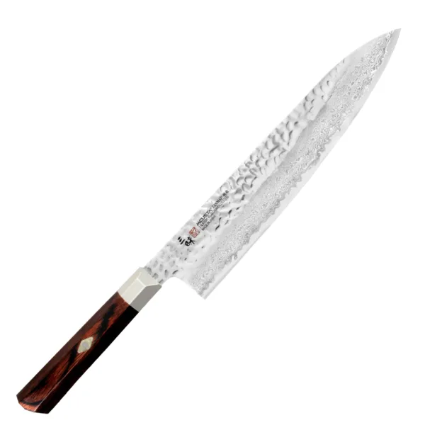 Mcusta Zanmai VG-10 Supreme Hammered Nóż szefa 24cm Mcusta Zanmai Supreme Hammered Nóż szefa 24cm
Najbardziej wszechstronny nóż kuchenny, przeznaczony do cięcia, krojenia, szatkowania i plastrowania rozmaitych produktów. Nóż szefa kuchni jest wystarczająco długi, aby można było nim kroić naprawdę duże płaszczyzny, i odpowiednio wyprofilowany, aby zagwarantować użytkownikowi komfort i swobodę ruchów.
Dane techniczne:
Ostrze - 33 warstwowa stal Rdzeń VG-10Rękojeść - czerwone laminowane pakka woodTwardość - 61 HRC +/- 1Długość całkowita - 38,9 cmDługość ostrza - 24,0 cmSzerokość klingi - 5,0 cmGrubość klingi - 2,4 mmSposób ostrzenia - szlif dwustronny symetrycznyWaga - ok. 239 g