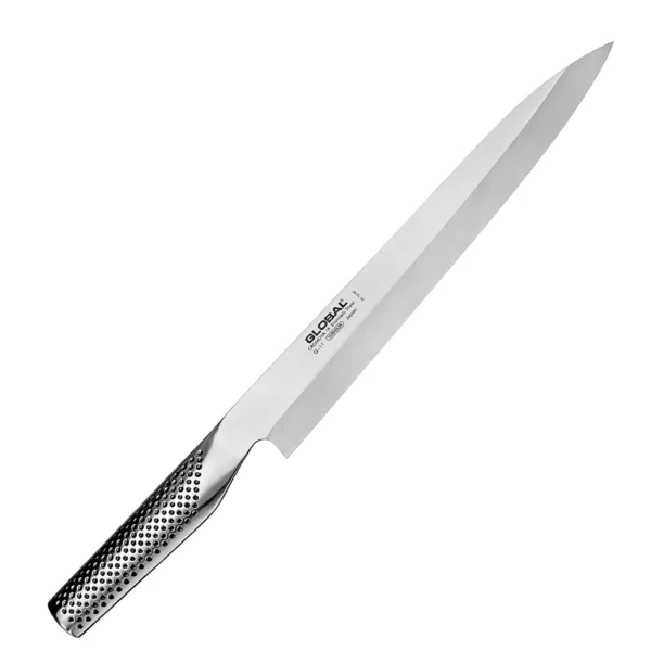 Nóż Yanagi Sashimi 25cm (praworęczny) | Global G-11R Nóż kuchenny Yanagi Sashimi 25 cm (praworęczny) | Global G-11R
Wyjątkowo wąski, cienki i ostry nóż z klingą o kształcie liścia wierzby, przeznaczony do plastrowania i filetowania ryb. Yanagiba lub Yanagi („wierzbowe ostrze”) to rodzaj noża, który wywodzi się z zachodniej Japonii (region Kansai). Został zaprojektowany inaczej niż noże europejskie, ponieważ należy nim ciąć tylko w jednym kierunku – do siebie (technika „hiki kiri”). Tradycyjny szlif jednostronny zapewnia kontrolę przy precyzyjnych zadaniach i przyspiesza ostrzenie noża.
Dane techniczne:
Ostrze – Stal nierdzewna CROMOVA 18Rękojeść - stalowa wypełniona piaskiemTwardość – 56-58 HRCDługość całkowita – 37,5 cmDługość ostrza – 25 cmSzerokość klingi – 3 cmGrubość klingi – 3 mmSposób ostrzenia - Szlif jednostronny praworęcznyWaga – ok. 215 g
Noże kuchenne Global słyną z łączenia fenomenalnej skuteczności z eleganckim designem. Są lekkie i doskonale wyważone, a ich cienkie, twarde i wytrzymałe klingi zachowują idealną ostrość przez długi czas. Dzięki jednolitej konstrukcji noże są higieniczne, lepiej leżą w dłoni i łatwiej jest je wyczyścić czy naostrzyć. Indywidualnie wyważana rękojeść została tak skonstruowana, by redukować zmęczenie i nie wyślizgiwać się z rąk. Noże Global, zaprojektowane w 1985 r. przez Komina Yamadę, zdobyły wiele międzynarodowych nagród i cieszą się niesłabnącym uznaniem największych mistrzów kuchni – zarówno profesjonalistów, jak i kuchmistrzów domowych.