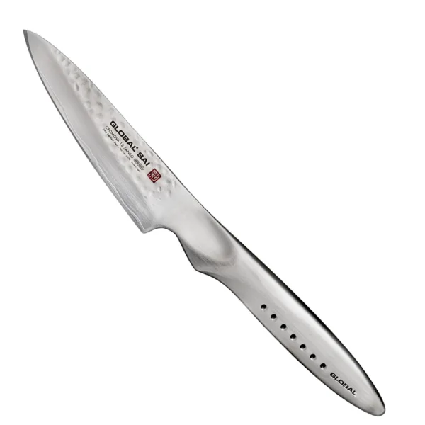 Global SAI Nóż do obierania 10cm Global SAI Nóż kuchenny do obierania 10 cm SAI-S02R
Poręczny nóż kuchenny przeznaczony do obierania lub krojenia warzyw i owoców, a także do usuwania z nich pestek czy gniazd. Krótkie trójkątne ostrze, połączone z pełnowymiarową rękojeścią ułatwia kontrolę nad nożem, a ostry czubek pozwala szybko i precyzyjnie wykroić zbędne elementy. Nóż do obierania ma tak wiele zastosowań, że można go traktować jako miniaturową wersję noża szefa kuchni.
Dane techniczne:
Ostrze – 3-warstwowy materiał CROMOVA 18 SANSO, stal nierdzewna młotkowanaRękojeść - stalowa wypełniona piaskiemTwardość – 56-58 HRCDługość ostrza – 10 cmSzerokość klingi – 2,6 cmGrubość klingi – 2,2 mmSposób ostrzenia - szlif dwustronny symetrycznyWaga – ok. 99 g
Noże kuchenne Global SAI to ekskluzywna linia, którą Komin Yamada zaprojektował z myślą o wyzwaniach globalnego świata. Wszystkie narzędzia są wytwarzane ręcznie w Japonii, a dzięki połączeniu tradycyjnego rzemiosła z najnowszą technologią wyróżnia je fenomenalna precyzja, ergonomia i wytrzymałość. Współczesny kucharz otrzymuje noże o optymalnych właściwościach użytkowych, które są w pracy wielkim atutem.
W klingach noży Global SAI zastosowano materiał CROMOVA 18 SANSO. Rdzeń ze stali nierdzewnej CROMOVA 18, o twardości 56-58 HRC, obłożono dwiema warstwami miękkiej stali nierdzewnej SUS410. Dzięki temu ostrze jest bardziej wytrzymałe i odporniejsze na pęknięcia, przebarwienia czy korozję. Płazy głowni posiadają ręcznie młotkowaną powierzchnię, która zapobiega przywieraniu produktów do noża. Grzbiet klingi jest lekko zaokrąglony, aby zwiększyć komfort pracy dłonią. Nowe, ergonomiczne rękojeści są doskonale wyważone, a innowacyjne wgłębienie na kciuk zapewnia lepszą kontrolę nad nożem oraz wygodę podczas pracy. Jednolita konstrukcja sprawia, że noże są higieniczne i łatwe w ostrzeniu.
Każdy nóż jest polerowany ręcznie i zdobiony siedmioma „kropkami” (wgłębieniami), które symbolizują reguły kodeksu honorowego samurajów, wywodzące się z konfucjanizmu i buddyzmu.
